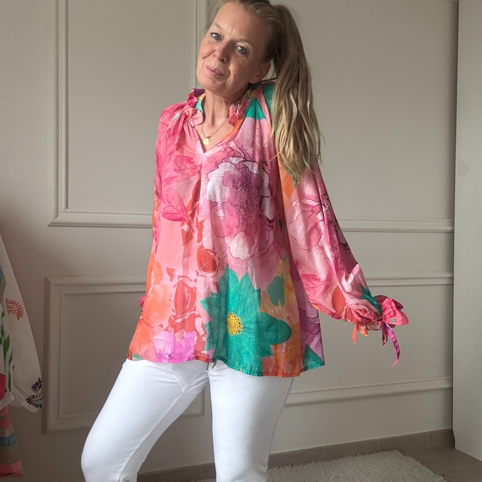 10 BLOUSE EN VOILE DE COTON NOELINE GROSSES FLEURS ROSES (6)