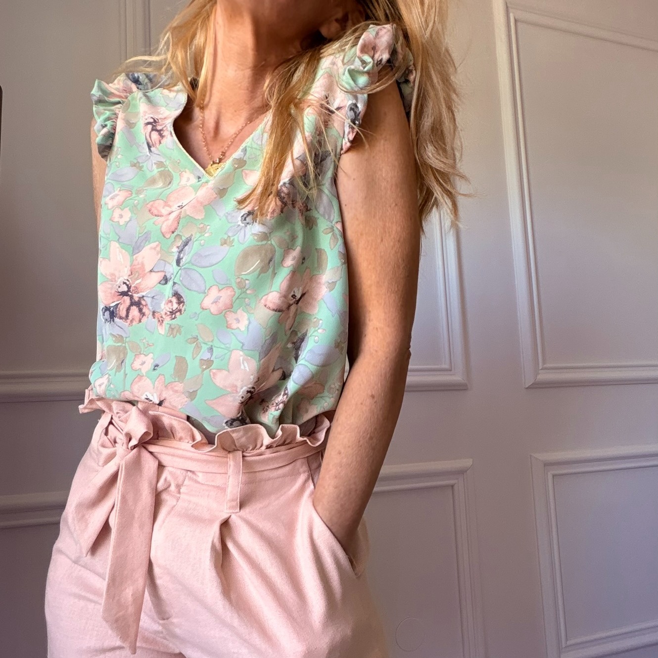 Top fleuri de couleur vert clair de Emma Ella Paris