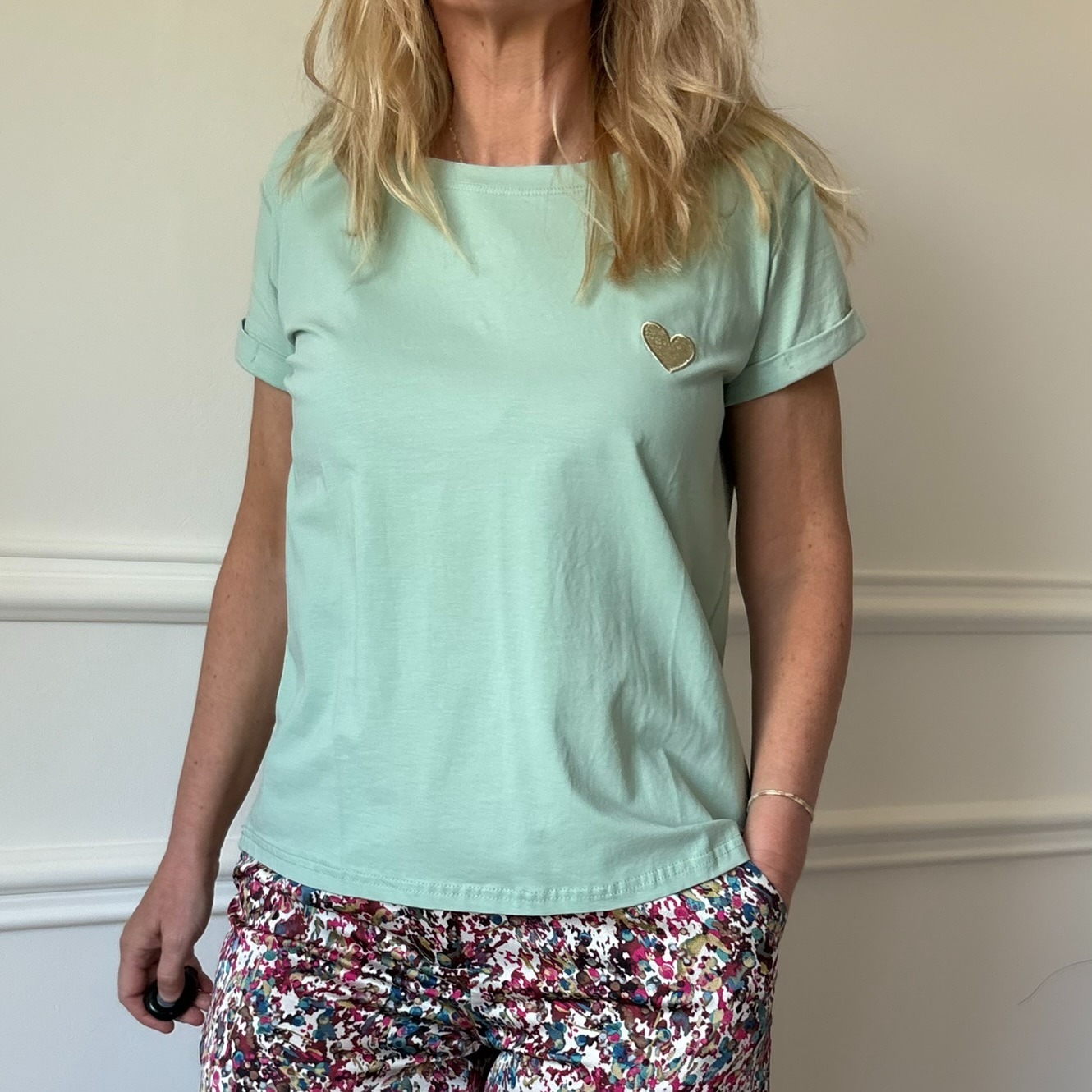 Tee-shirt vert avec un cœur doré brodé emma ella paris