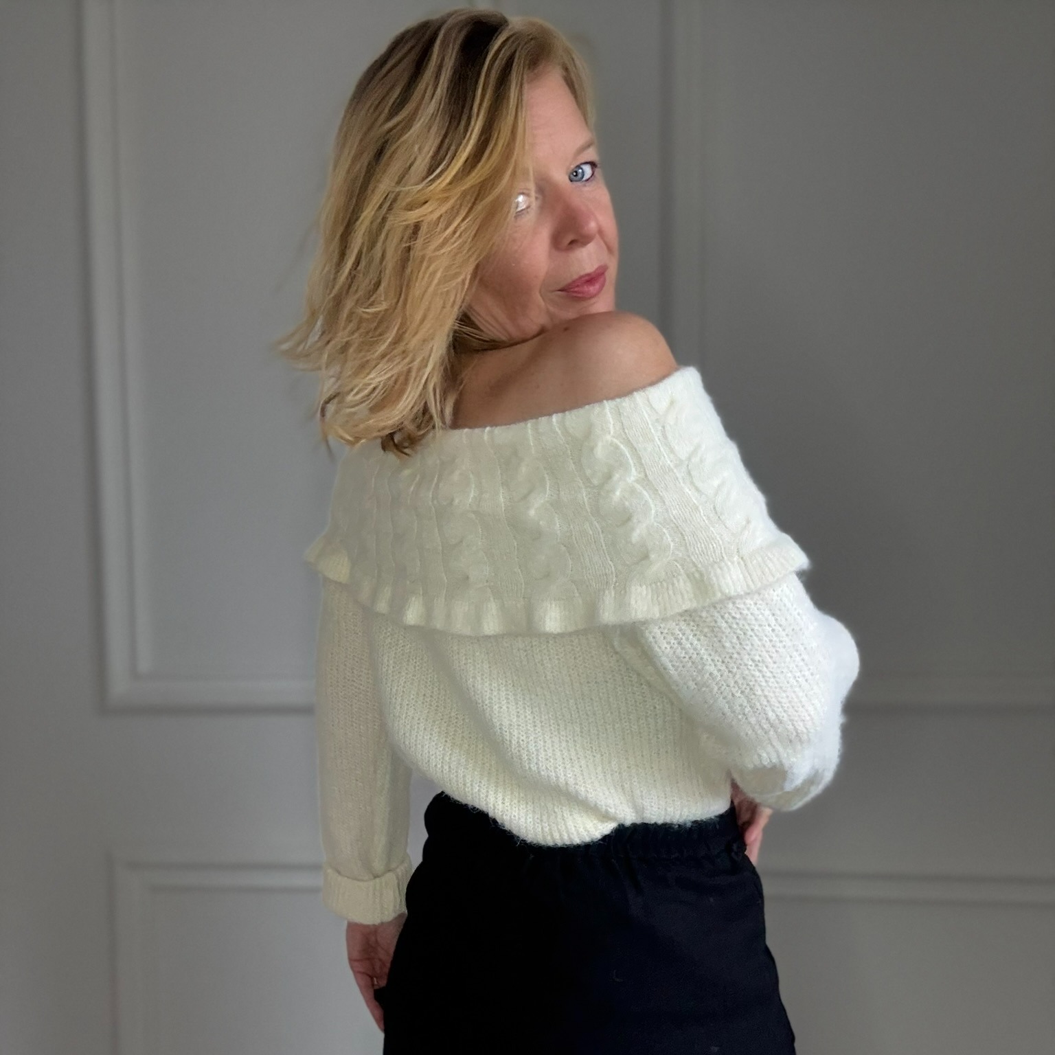 pull beige col bardot in april (6)