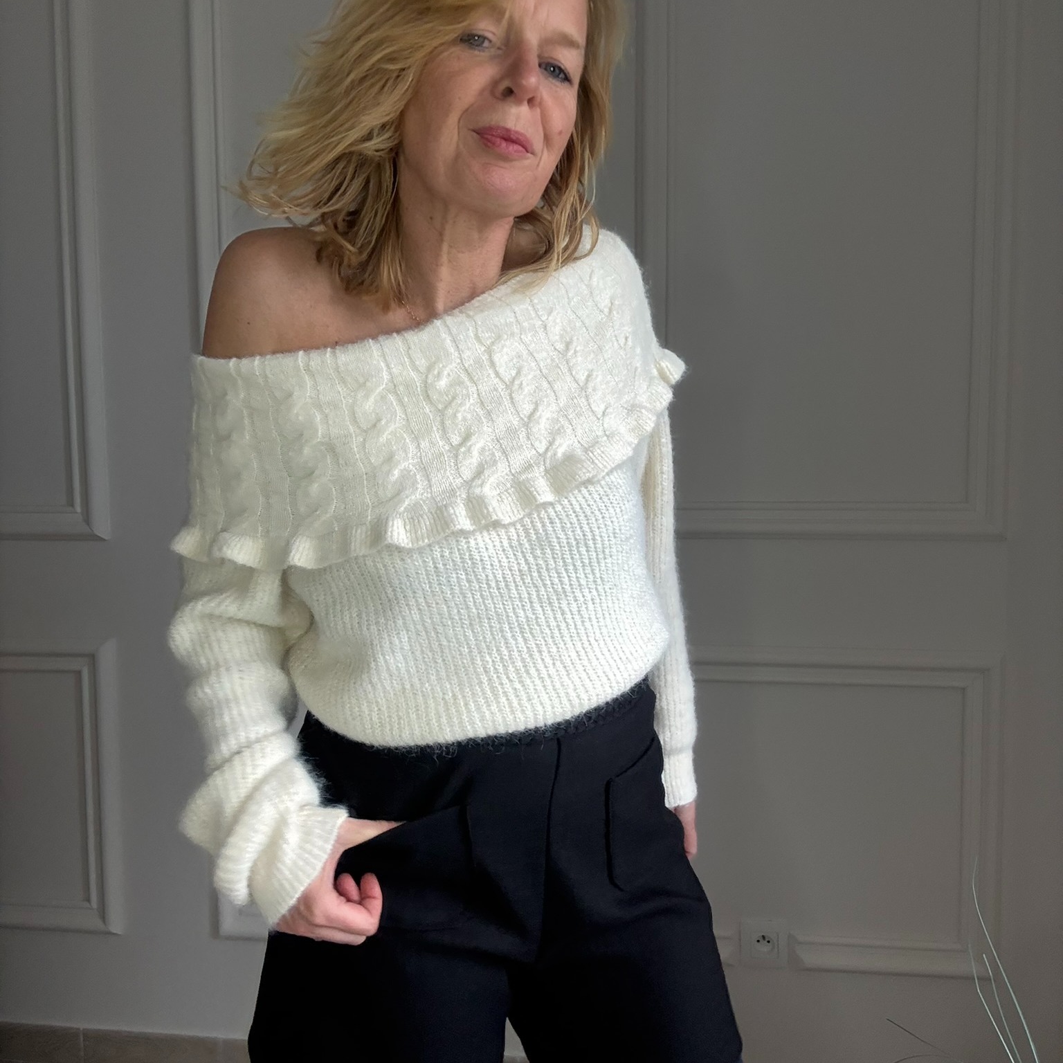 pull beige col bardot in april (1)