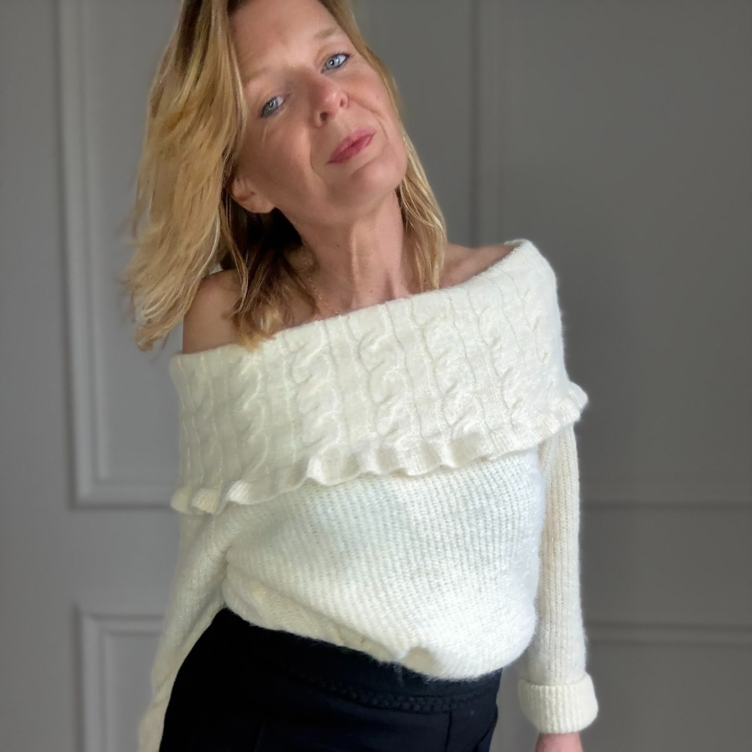 pull beige col bardot in april (7)