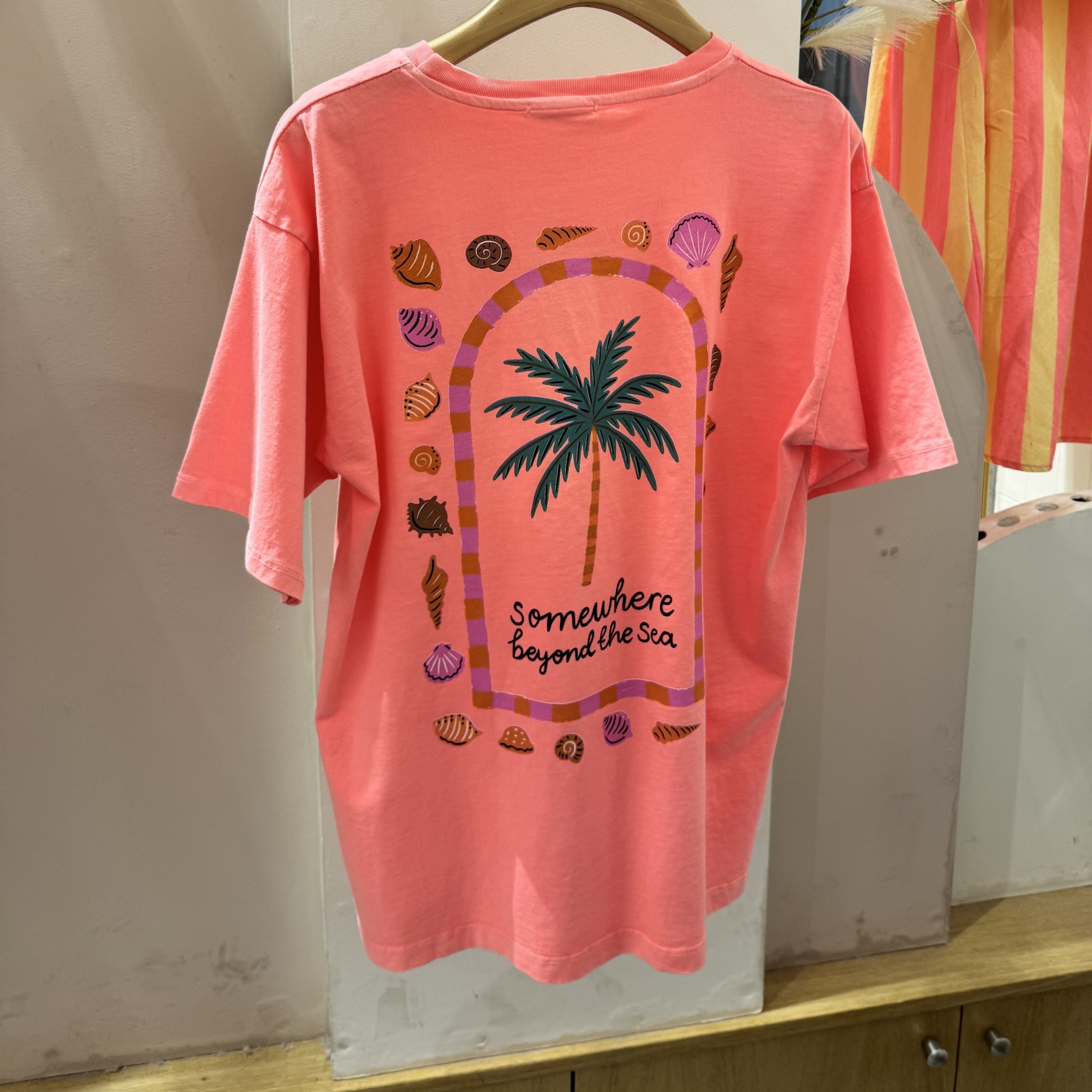 SOMEWHERE BEYOUD THE SEA - Tee-shirt corail (2)