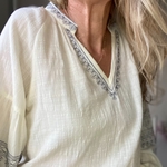 blouse peacenlove beige broderie bleu marine (21)