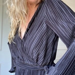 robe noire plissée peace nlove cache-coeur (2)