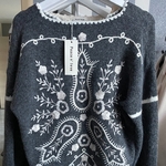 PULL TOUT DOUX PEACE NLOVE BRODERIE FLEURS DOS GRIS ECRU (3)