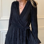 robe noire plissée peace nlove cache-coeur (1)