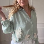 SARAH JOHN - VERSION M - MUSY MUSE BAHAMAS - Chemise vert deau en gaze de coton (6)