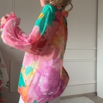 10 BLOUSE EN VOILE DE COTON NOELINE GROSSES FLEURS ROSES (4)