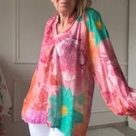 10 BLOUSE EN VOILE DE COTON NOELINE GROSSES FLEURS ROSES (3)