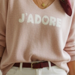 J'ADORE - Pull rose poudré col V inscription j'adore (1)