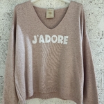 JADORE - Pull rose poudré col V inscription jadore (2)