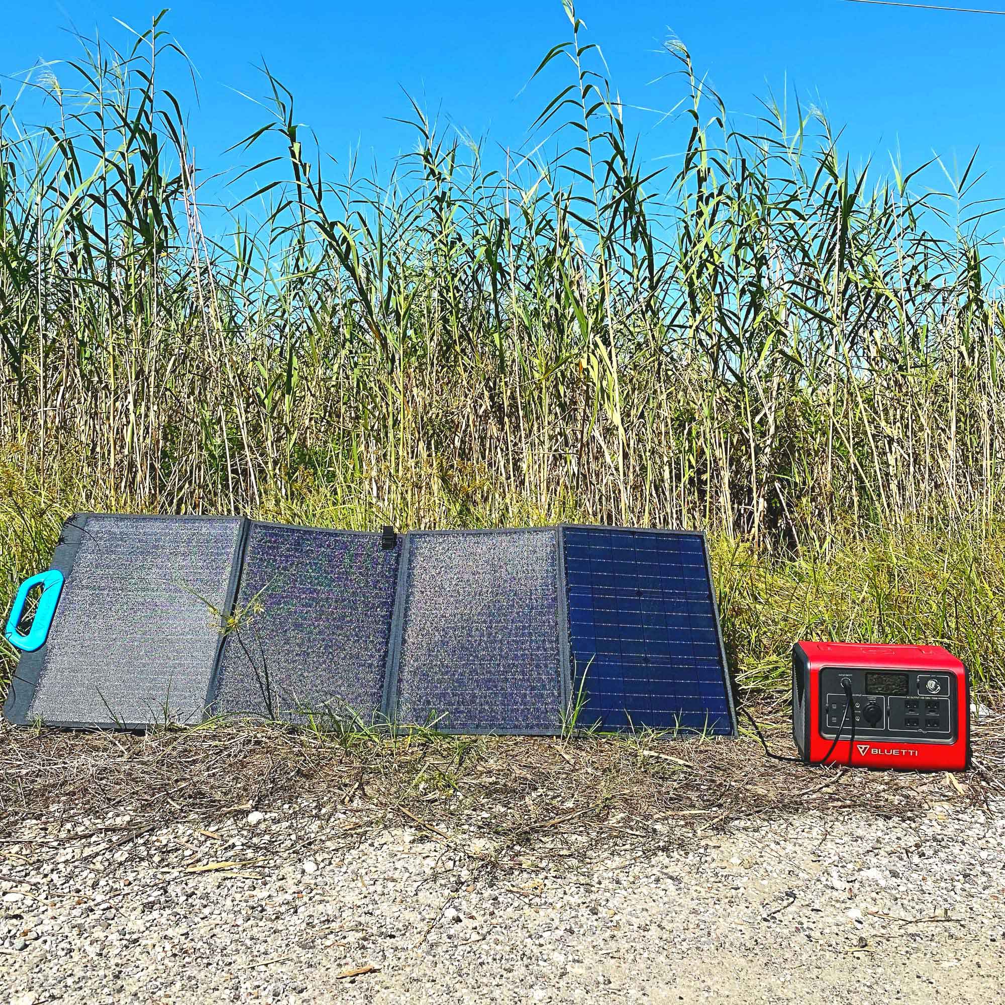 Panneau solaire pliable BLUETTI PV120 de 120 W déployé