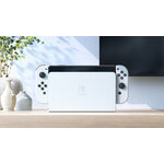 Console Nintendo Switch OLED et station d’accueil en mode téléviseur