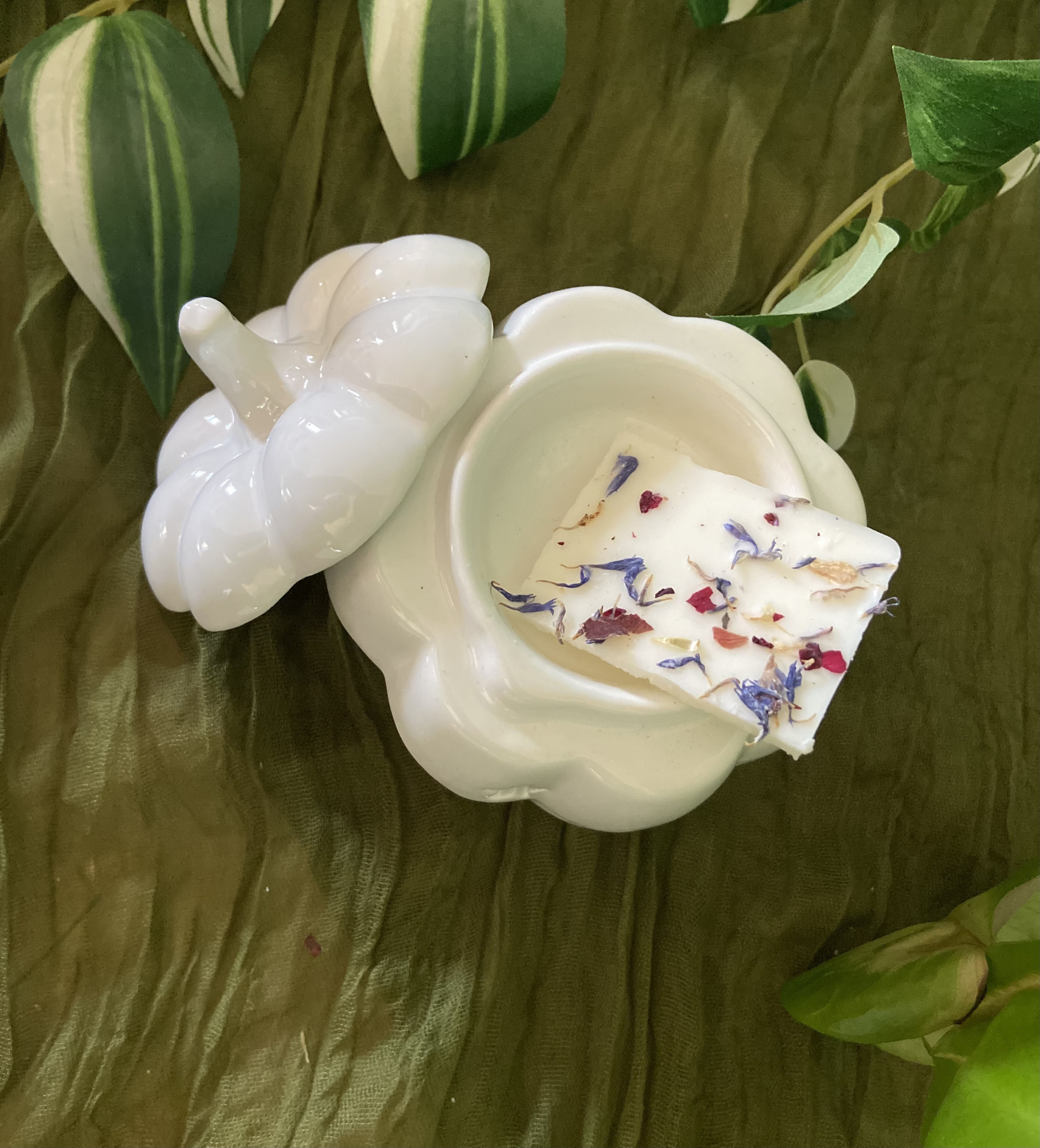 Brule parfum citrouille avec tablette parfumée fleurie à lintérieur