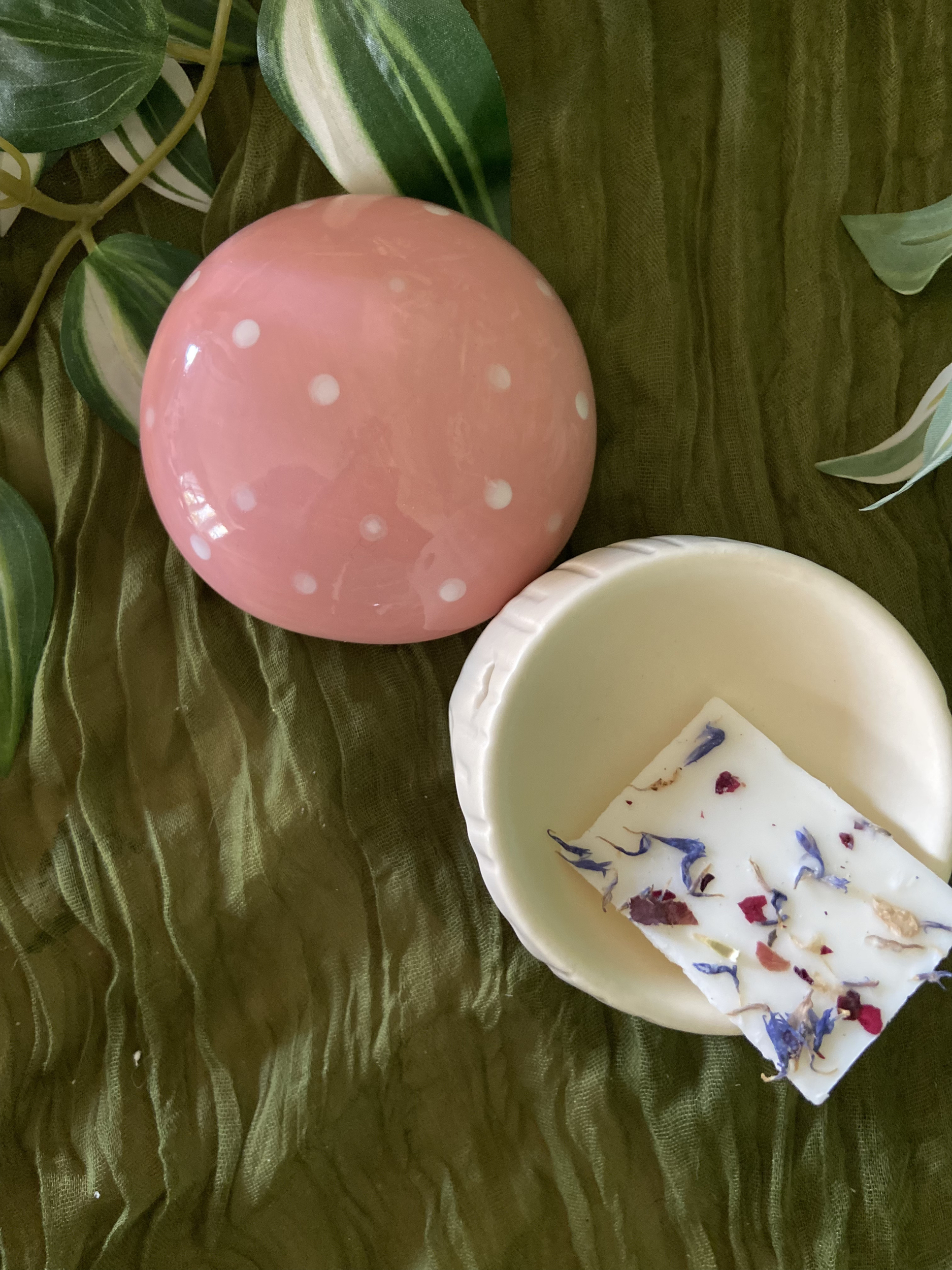 Brule parfum champignon avec tablette parfumée fleurie à lintérieur