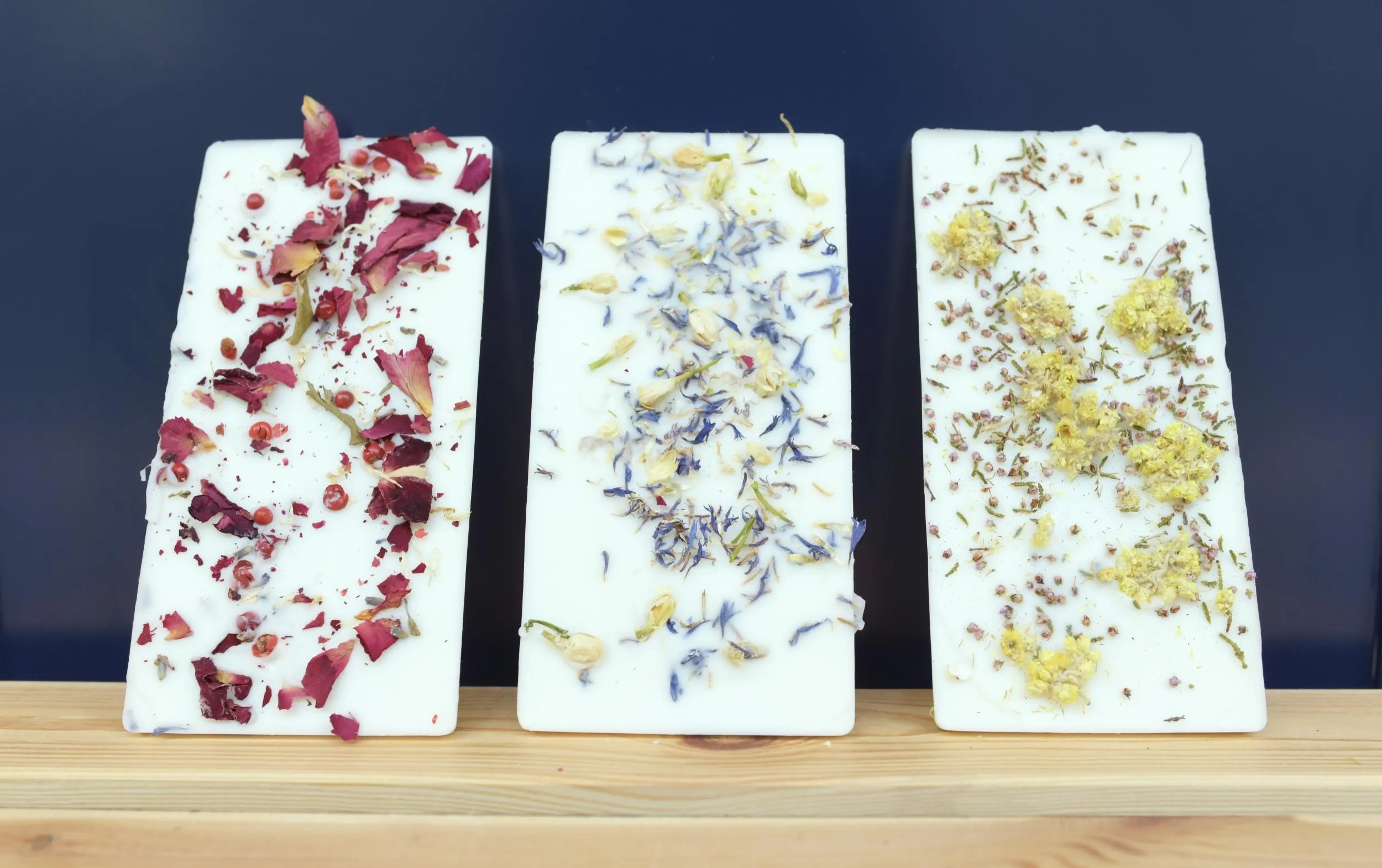 tablettes de fondants parfume realises en atelier et decorees de fleurs sechees