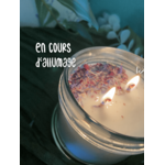 bougie artisanale en cire de soja en cours dallumage