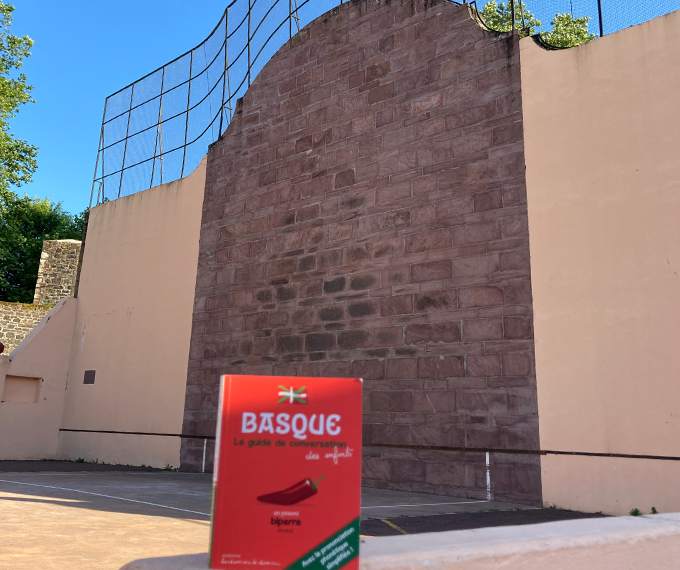 680x570 fronton pays basque in situe