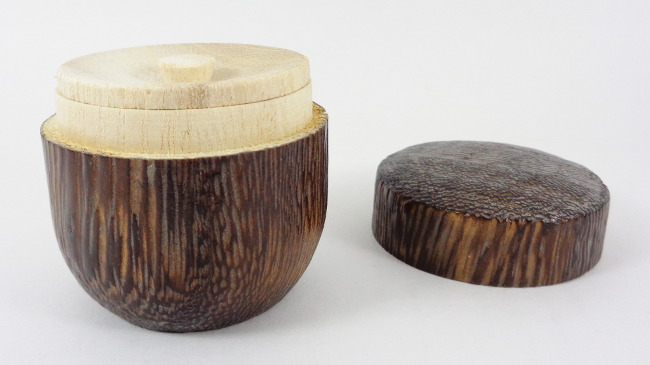 tasse en bois de thé matcha vert, poudre de matcha dans une cuillère en  bois, fouet en bambou sur une vieille planche de bois sur fond émeraude.  17381854 Photo de stock chez