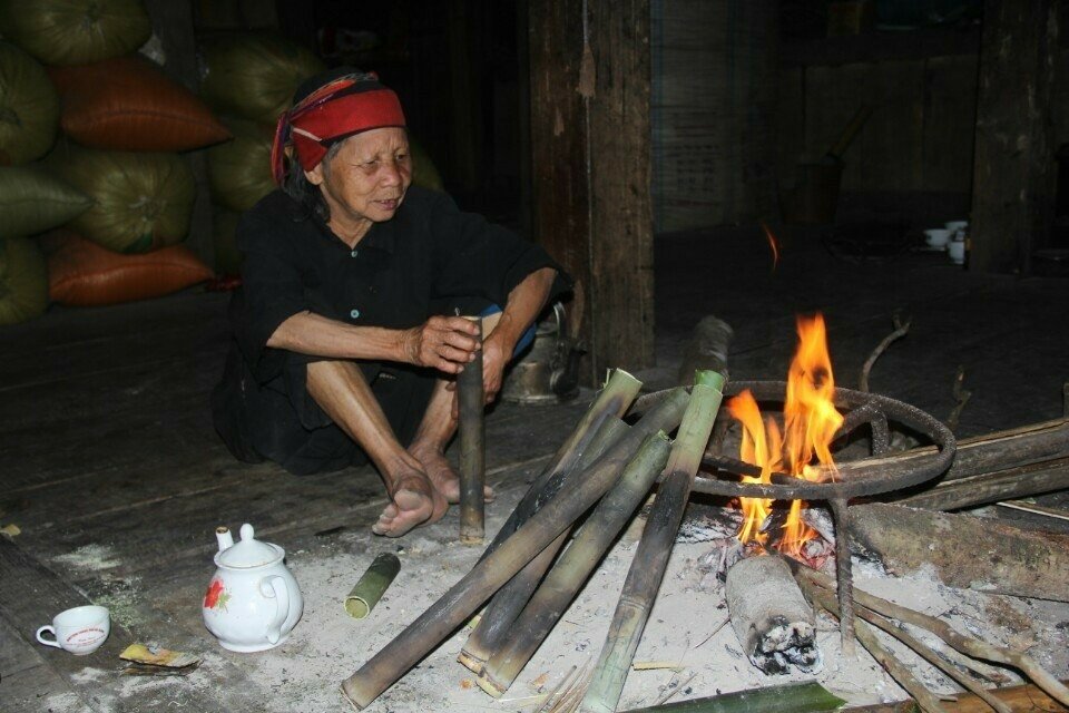 Thé Vietnam Pu Erh Fumé au Feu de Bois Bambou Compressé