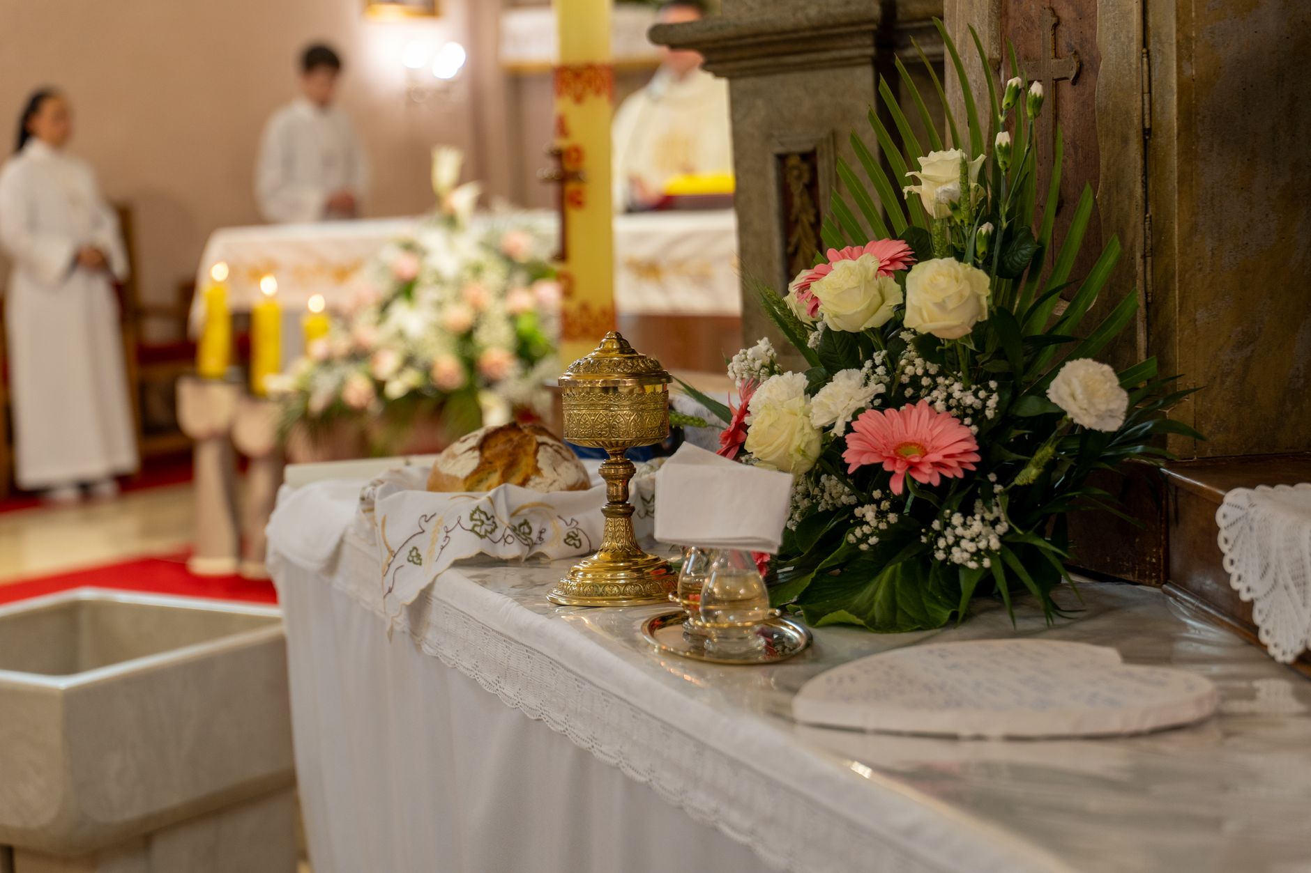 un autel decoratif orne de fleurs et d objets eucharistiques dans une eglise