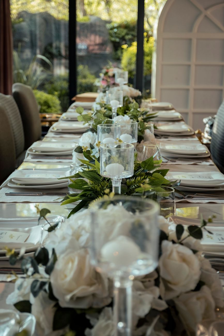 table de banquet luxueuse dressee avec des arrangements floraux elegants et de la verrerie