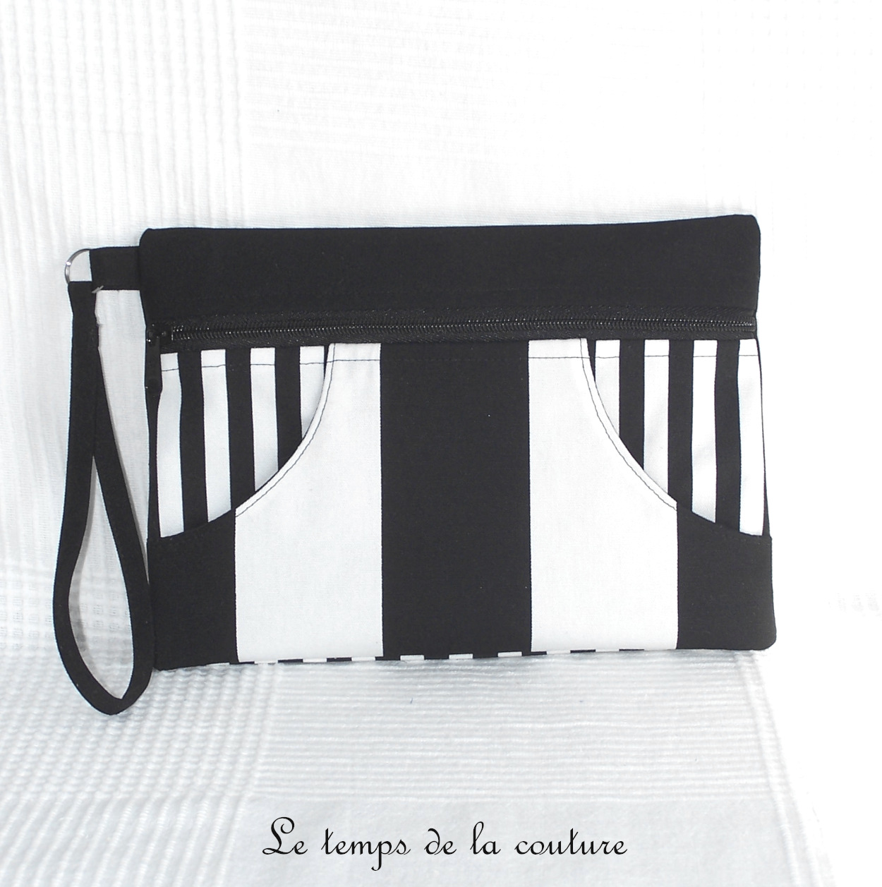 Pochette plate à dragonne tons noir et blanc