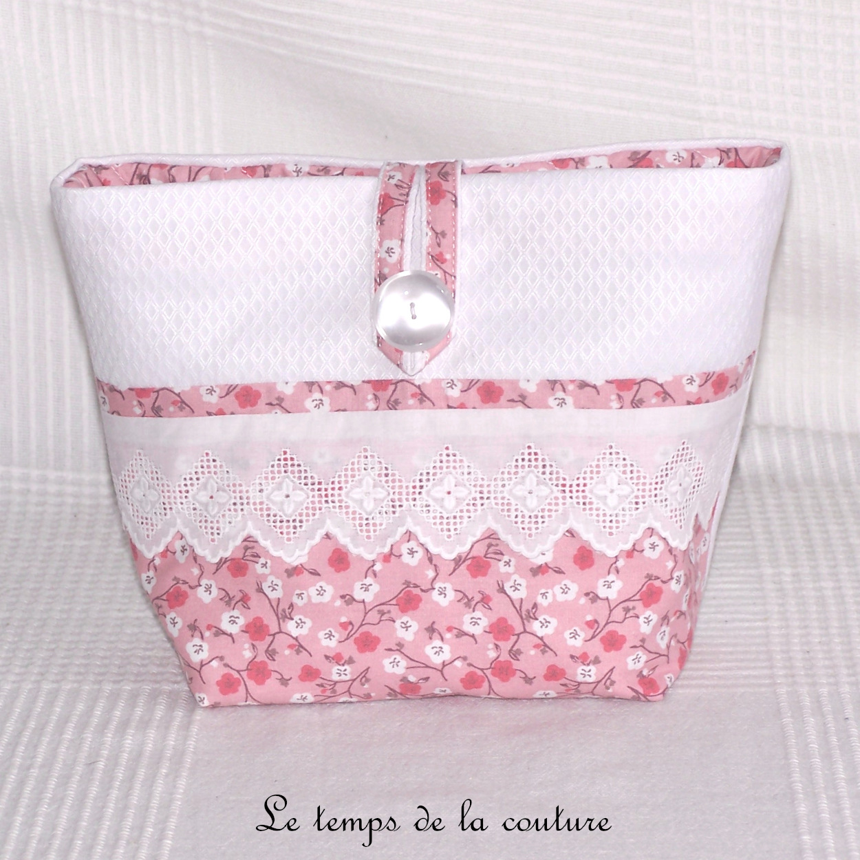 Pochette maquillage forme vide poche motif fleur de sakura tons rose et blanc