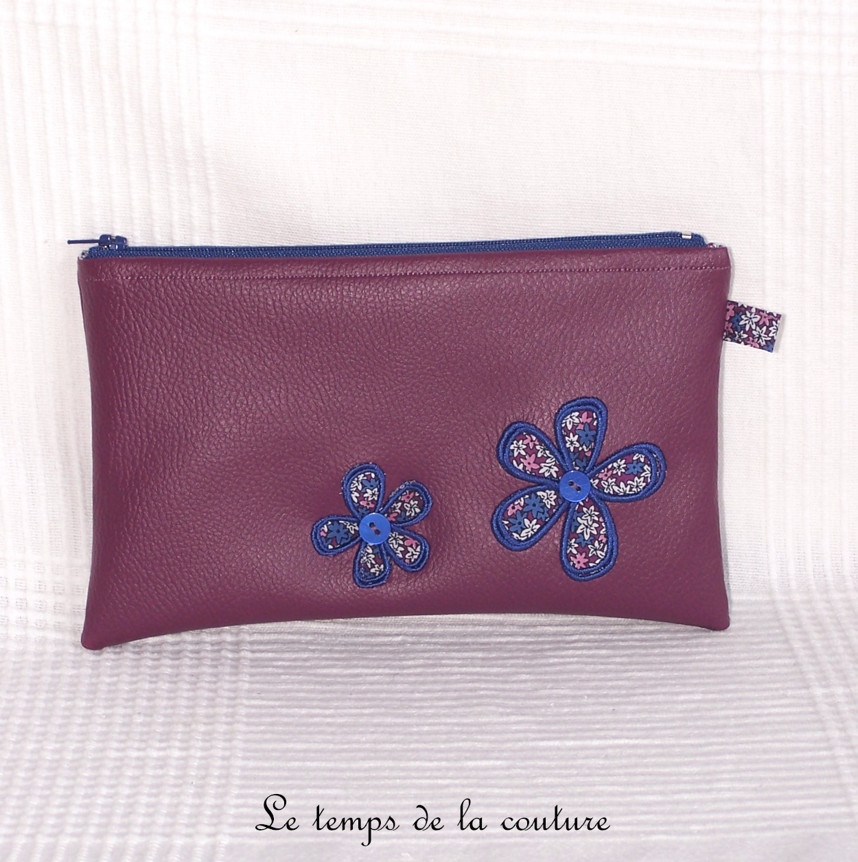 Pochette trousse plate motifs fleurs tons violet et bleu