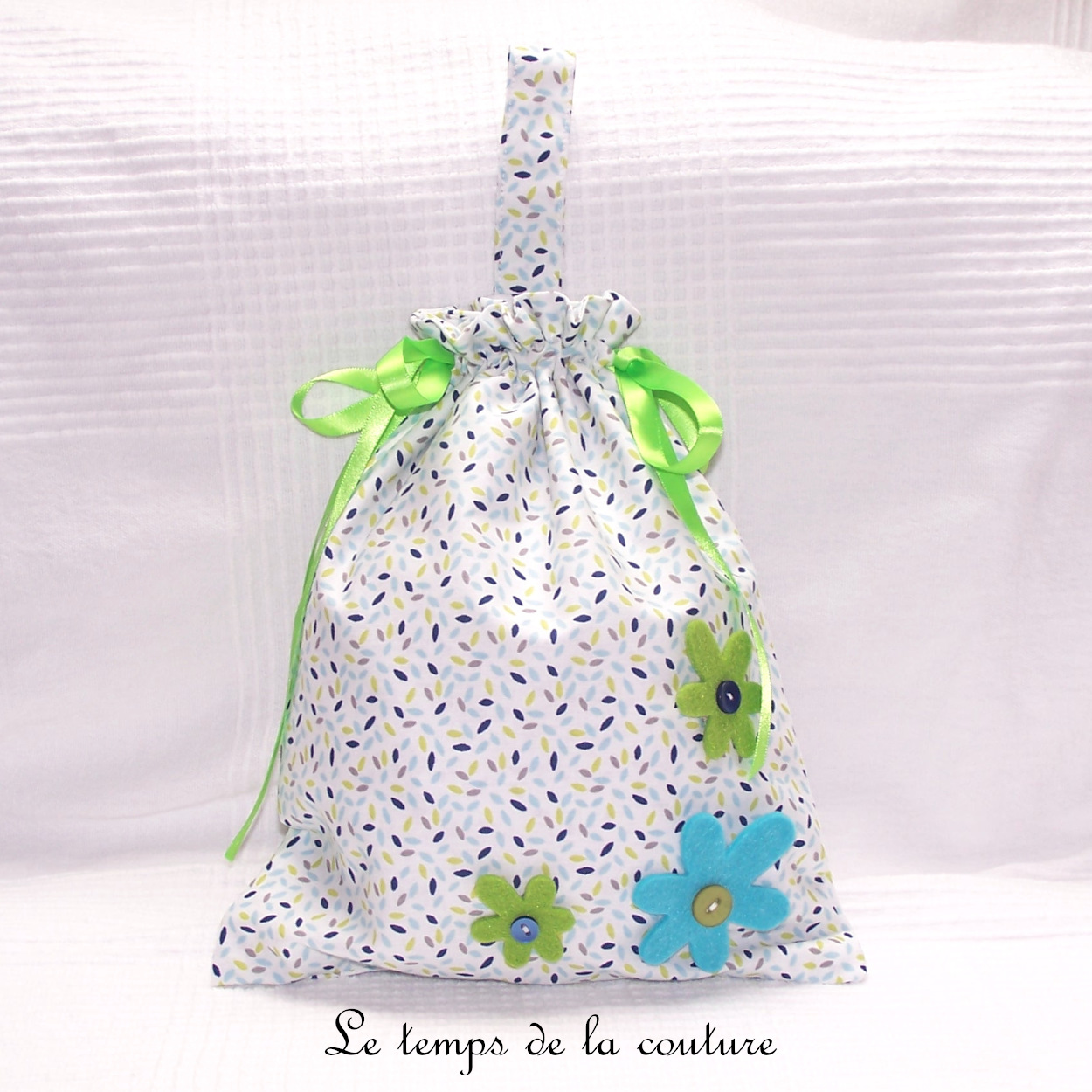 Sac pochon à doudou pour enfant motif fleur tons blanc turquoise anis gris bleu marine