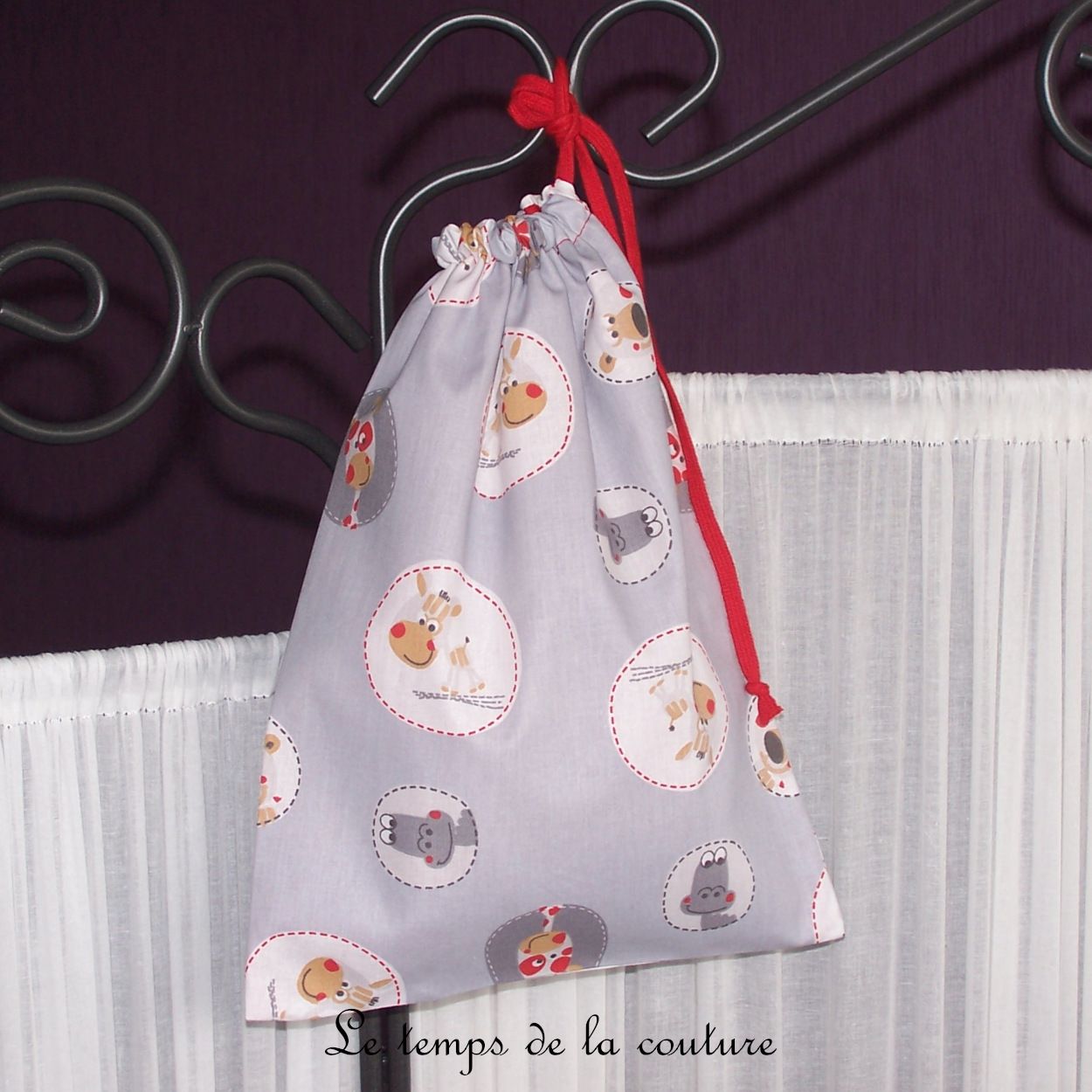 Sac pochon à doudou pour enfant motif animaux tons gris beige et rouge