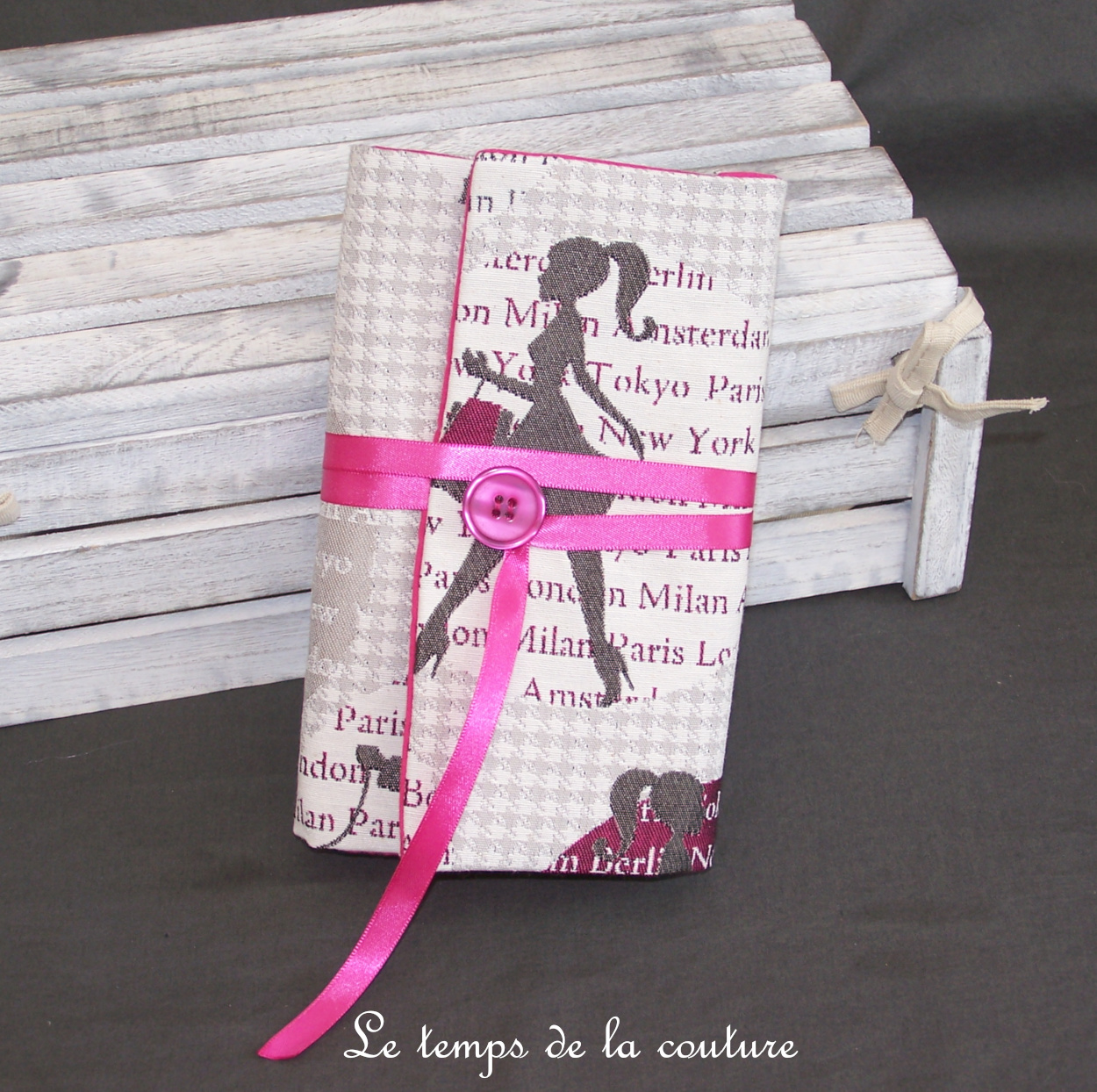 Protège livre format poche ajustable motif shopping tons beige gris rose fuchsia