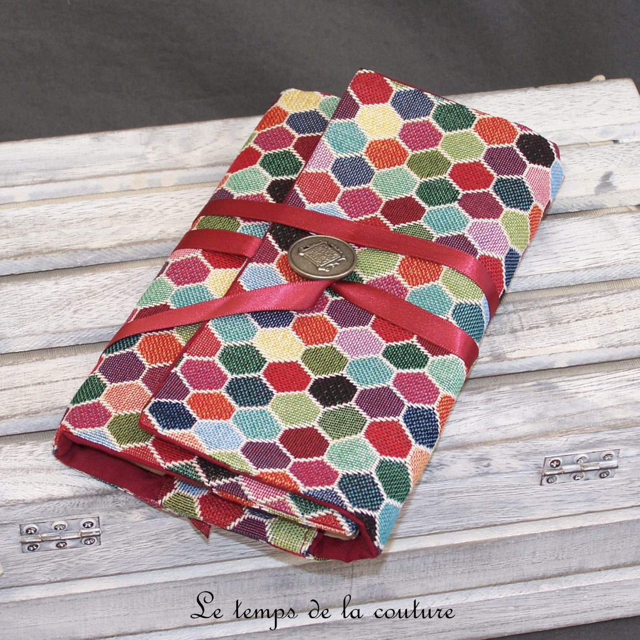 Protège livre format poche ajustable motif hexagone ton multicolore et rouge bordeaux