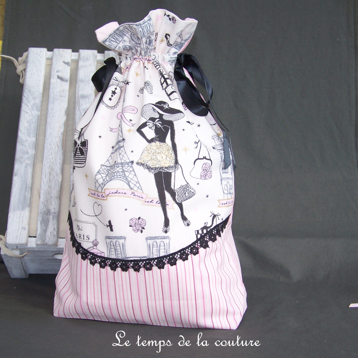 Sac pochon à lingerie motif parisienne et rayure tons noir blanc et rose