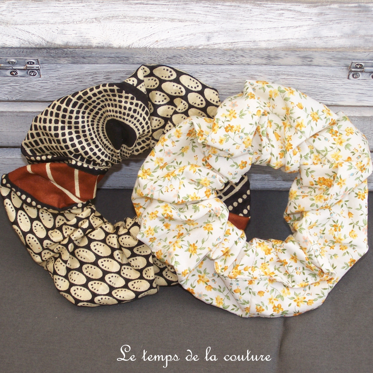 Chouchou ou scrunchie tons wax marron et jaune ou jaune fleuri