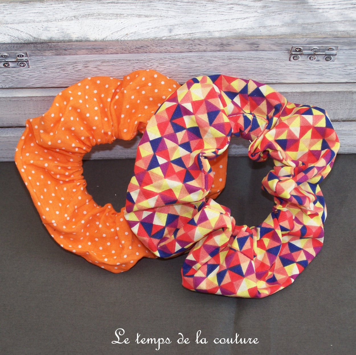 Chouchou ou scrunchie tons orange pointillé ou géométrique multicolore