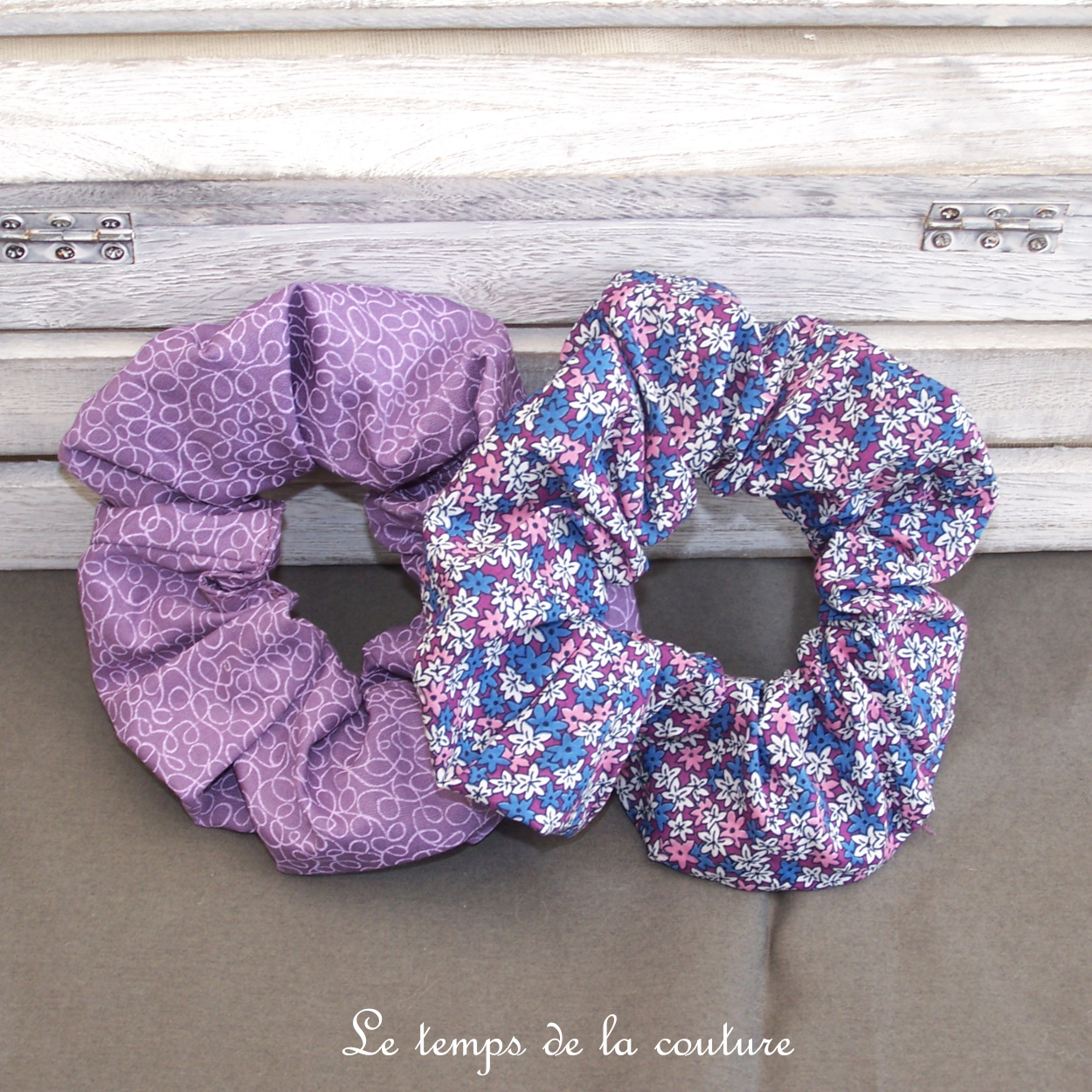 Chouchou ou scrunchie tons violet gribouillis ou fleuri violet bleu