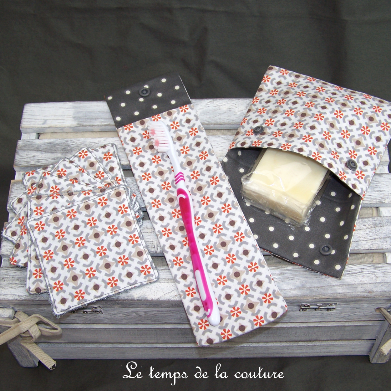 Ensemble hygiène pochette savon dent lingettes motif géométrique tons gris blanc orange