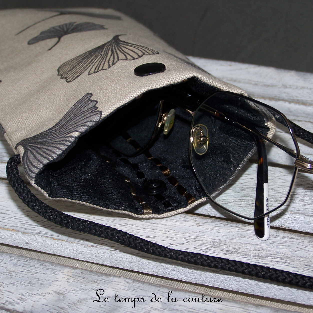 Pochette - telephone - beige feuille ginko gris noir 02