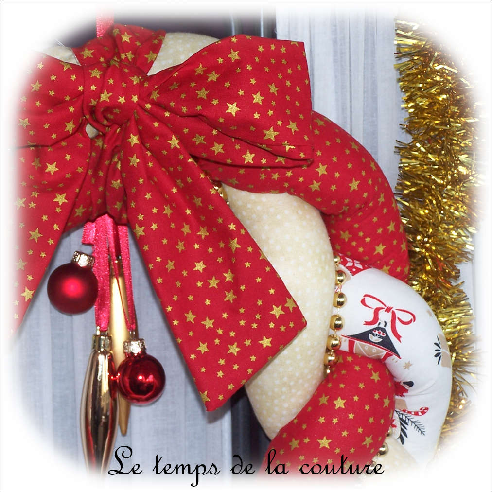 Noel - couronne - rouge beige ecru a motif boule de noel or et rouge04 - GFC
