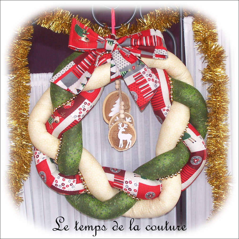 Décoration couronne de Noël lumineuse tons vert beige écru et rouge