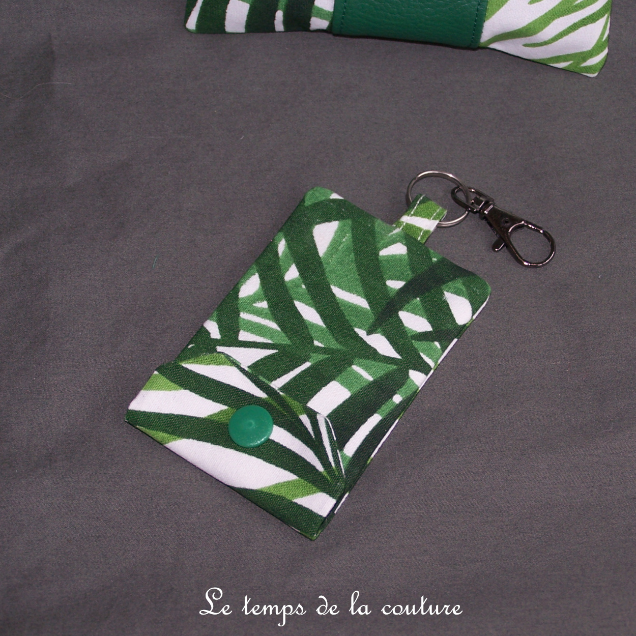 Pochette porte clé motif feuille exotique tons vert blanc