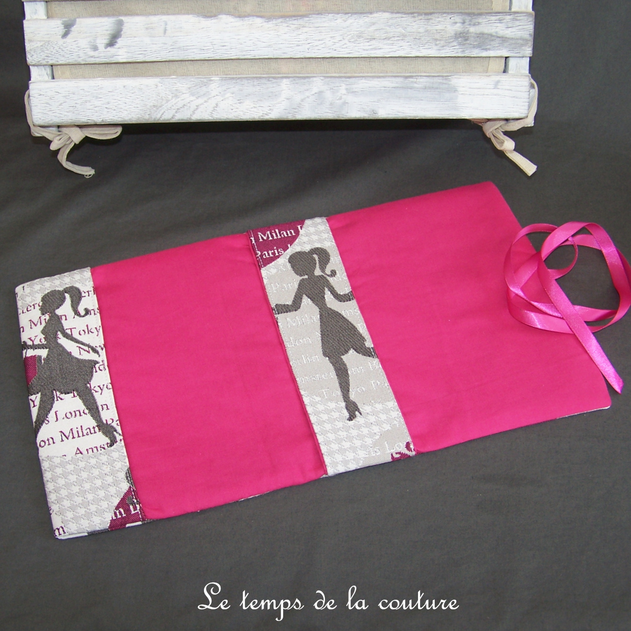 Protège livre - gris beige rose fuchsia silhouette 03