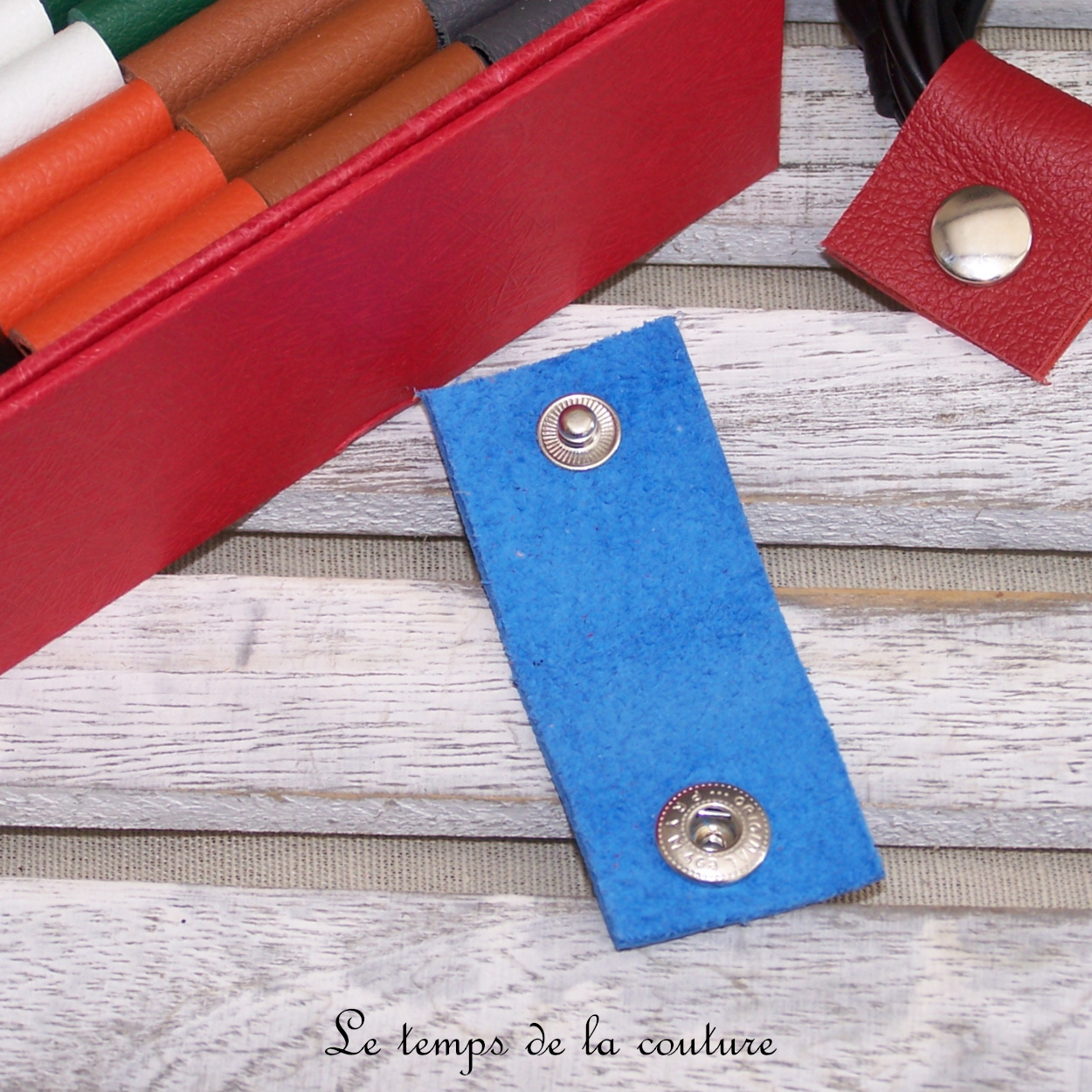 Cuir - serre cable - bleu electrique 01