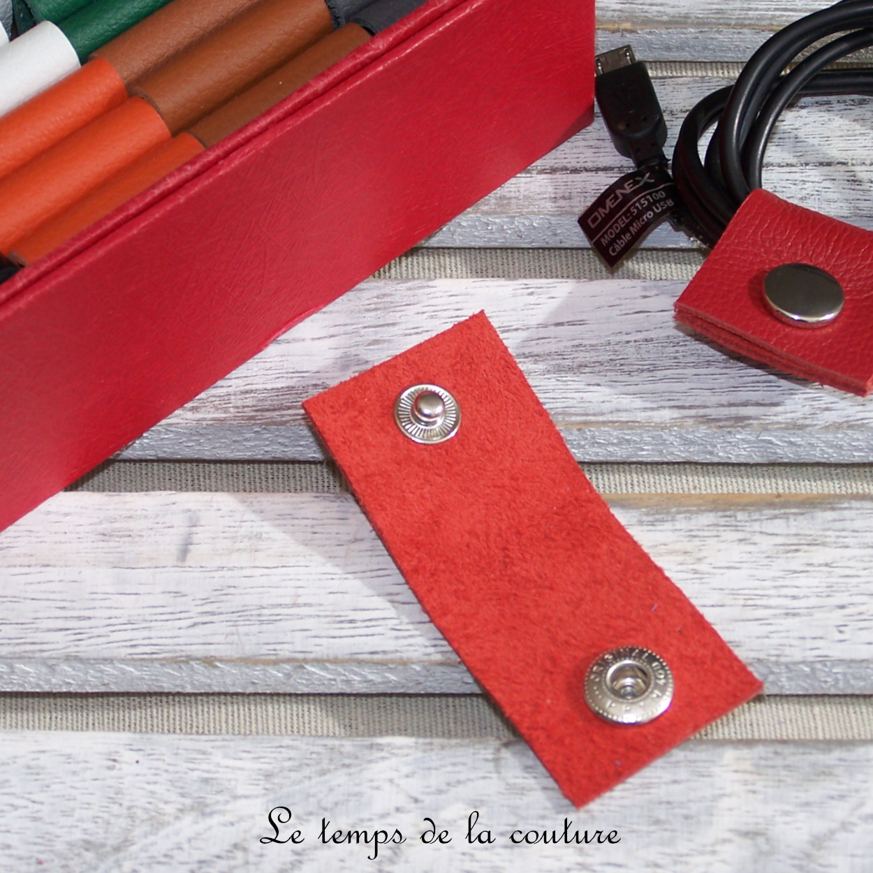 Cuir - serre cable - rouge 01