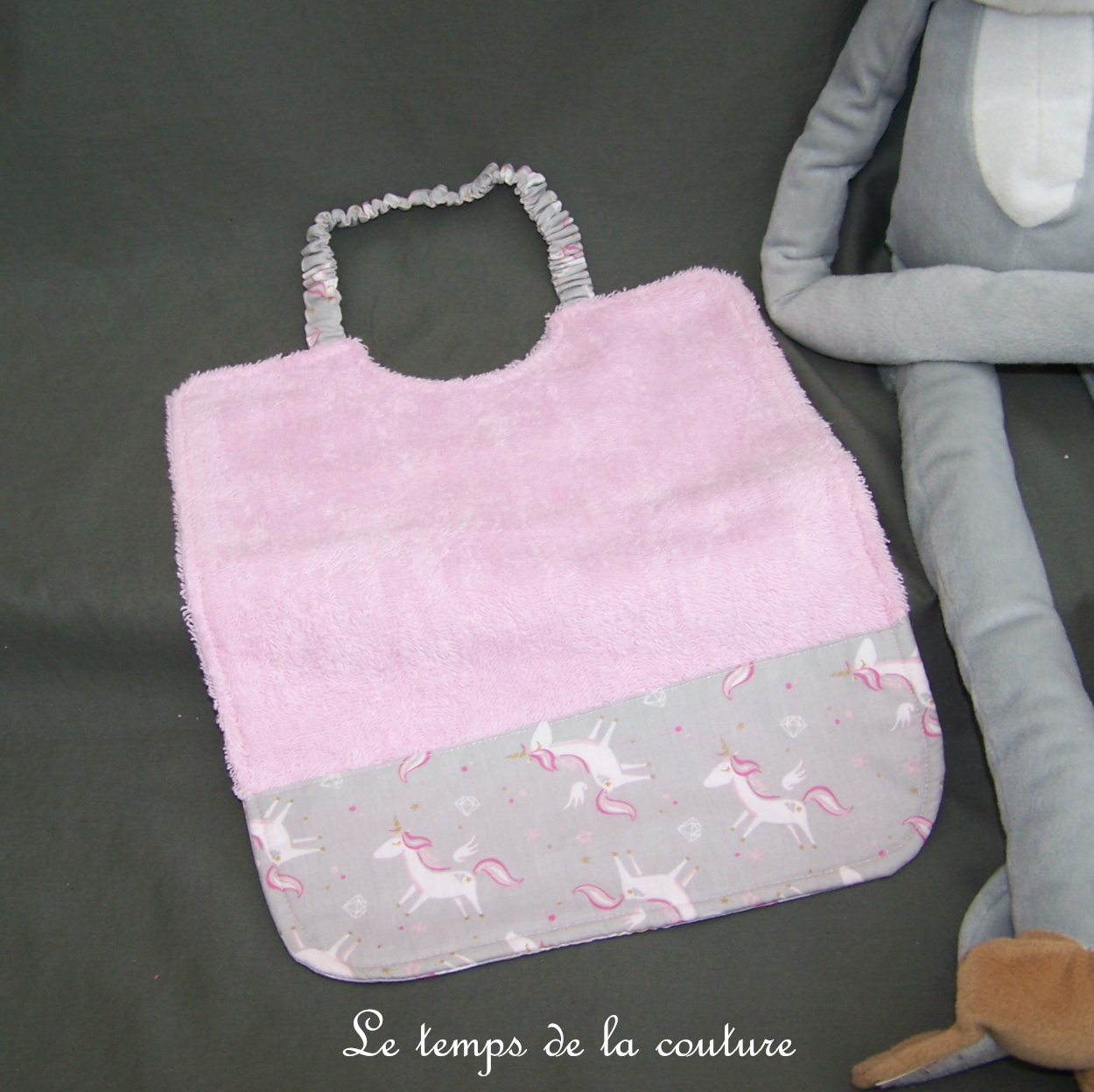 Enfant - bavoir double - rose pale et imp licorne grise 01