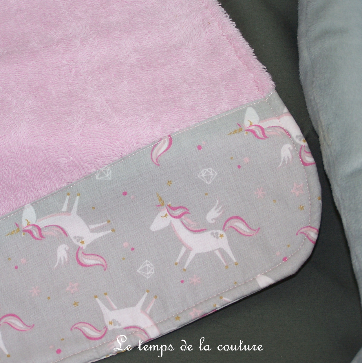 Enfant - bavoir double - rose pale et imp licorne grise 03