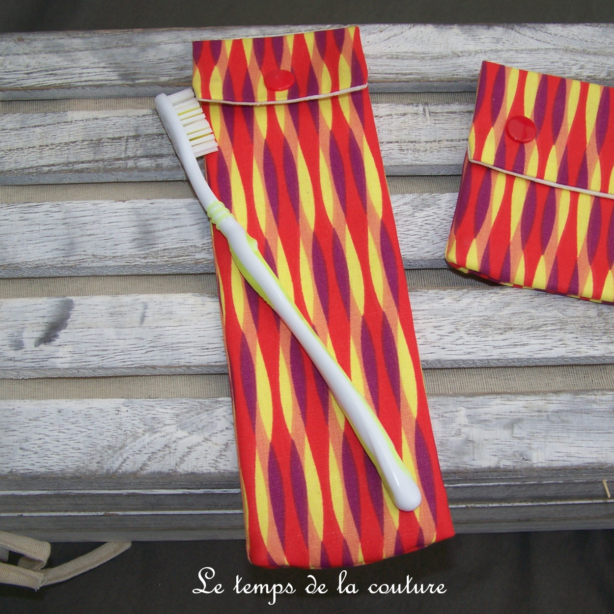 Sdb - pochette brosse a dent - orange jaune rouge violet geometrique 01