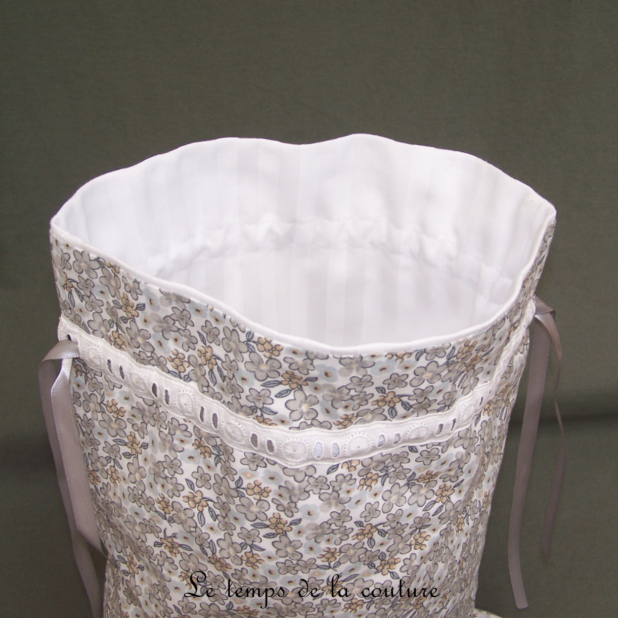 Sac - pochon - gris beige blanc petite fleur liberty broderie M - 01